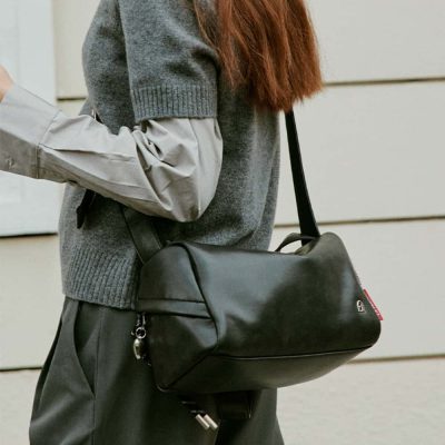 Black leather messenger bag for women, stylish and versatile accessory for daily use, work, or travel, with durable construction and secure zip closure. Perfect for fashion-forward and practical shoppers.