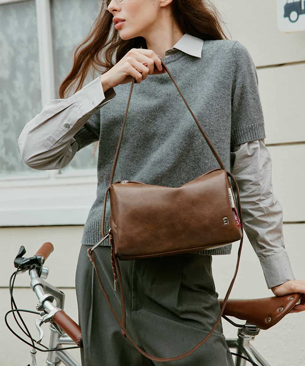 Luxury leather handbag, stylish women's shoulder bag for fashion and everyday use at Monalisa Store.