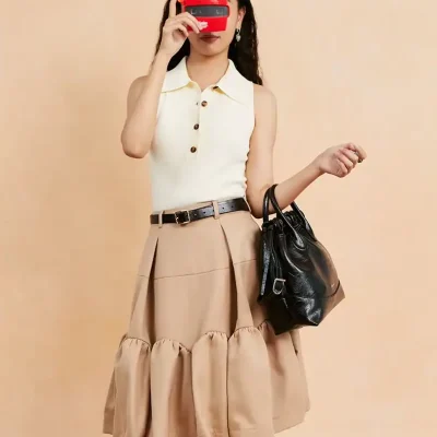 Red virtual reality headset girl holding black handbag at Monalisa Store.