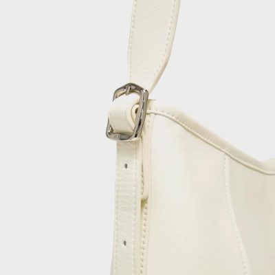 White leather handbag with adjustable strap and metal buckle, stylish accessory for women, elegant designer purse, Monalisa Store opt.