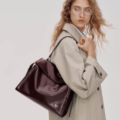 Brown leather tote bag for women, stylish accessory from Monalisa Store. Perfect for everyday use, offering elegance and durability. Ideal for fashion-conscious individuals seeking quality handbags.