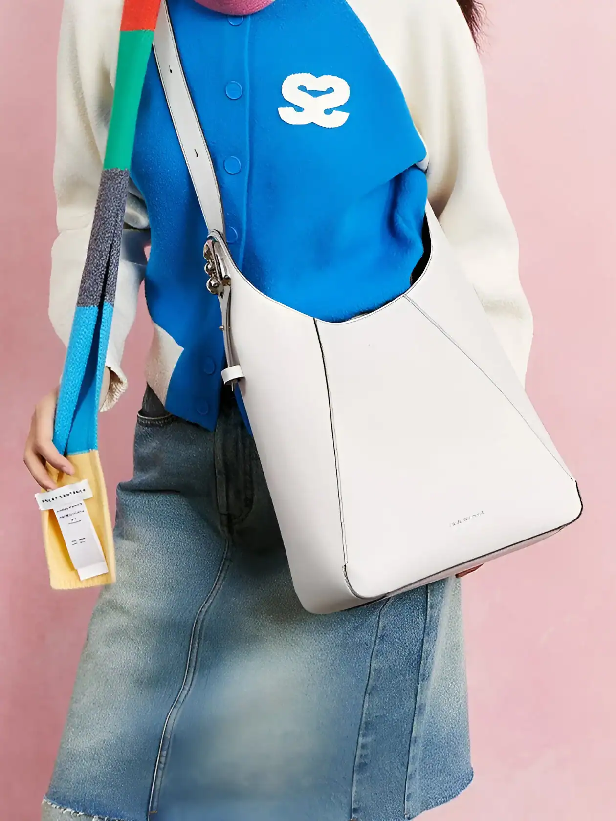 Wireless smart glasses with carrying case and accessories, ideal for modern optometry and eyewear enthusiasts, showcased at Monalisa Store. Perfect for stylish vision enhancement and tech-savvy users.