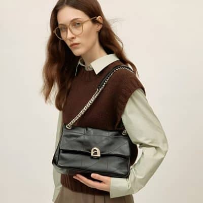 Elegant black leather fashion handbag with chain strap, perfect for women’s accessories and stylish outings.