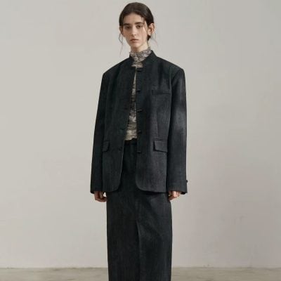 Elegant dark gray business suit for women, featuring a tailored blazer and matching skirt, perfect for professional settings and formal occasions.