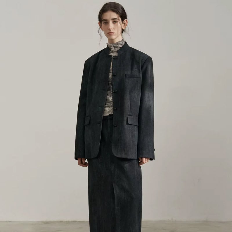 Elegant dark gray business suit for women, featuring a tailored blazer and matching skirt, perfect for professional settings and formal occasions.