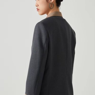 Elegant women's tailored blazer with a sophisticated design, perfect for professional and formal settings. Made from high-quality fabric, featuring contrast details and stylish button accents for a polished look.