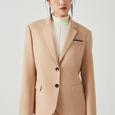 Elegant beige business suit for women, tailored fit, perfect for professional settings and office wear, made from high-quality fabric.