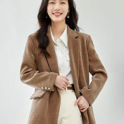 Chic woman smiling in professional outfit showcasing stylish eyewear from Monalisa Store, emphasizing high-quality optical glasses and sunglasses for men and women, fashion-forward eye care accessories.