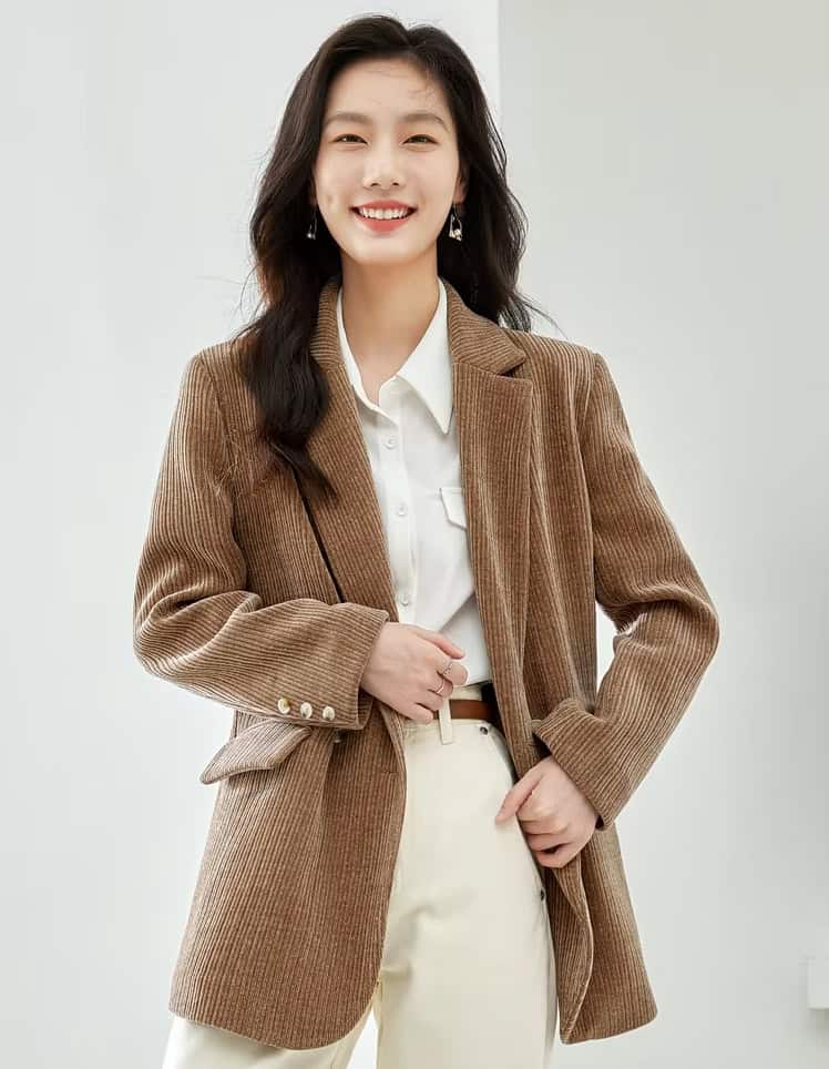 Chic woman smiling in professional outfit showcasing stylish eyewear from Monalisa Store, emphasizing high-quality optical glasses and sunglasses for men and women, fashion-forward eye care accessories.