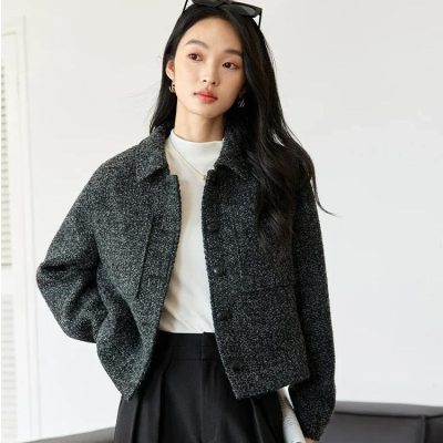 Stylish black and white textured jacket for women, perfect for an elegant and modern look. Made from high-quality materials, suitable for all seasons and stylish occasions.