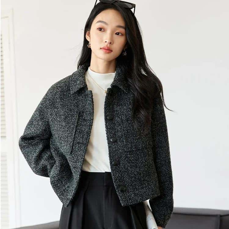 Stylish black and white textured jacket for women, perfect for an elegant and modern look. Made from high-quality materials, suitable for all seasons and stylish occasions.