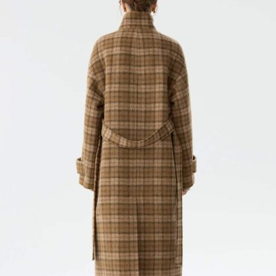 Elegant women's checkered wool coat in brown tones, perfect for fall and winter fashion. Stylish and warm, ideal for sophisticated winter outfits.