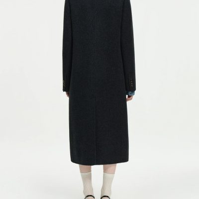A stylish long women’s coat perfect for fall and winter fashion. Made from warm, high-quality fabric with a tailored fit, ideal for professional or casual wear.