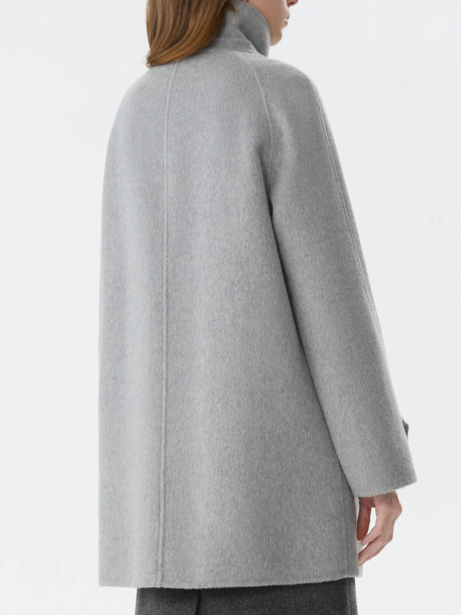 Luxurious women's grey wool coat, ideal for stylish and comfortable winter fashion at Monalisa Store opt. Perfect for elegant, warm outdoor wear.