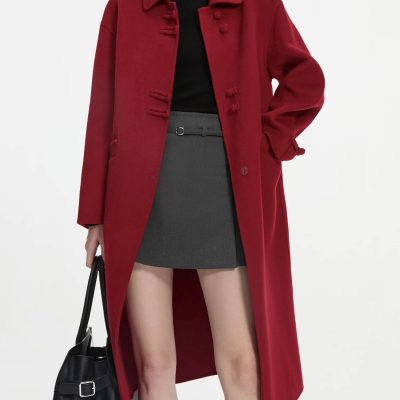 Elegant women's red coat with a fashionable oversized fit, perfect for stylish winter and fall outfits. Made from high-quality materials for warmth and comfort, ideal for fashion-forward shoppers.