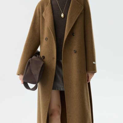 Luxurious women's long camel coat with double-breasted style, ideal for fashionable and elegant fall and winter outfits at Monalisa Store.