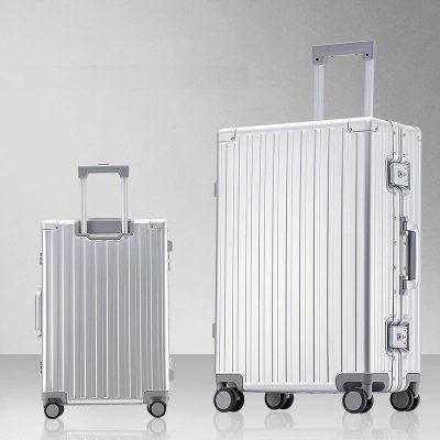 Aluminum travel suitcases with telescoping handles and 360-degree spinner wheels for durable and stylish luggage.