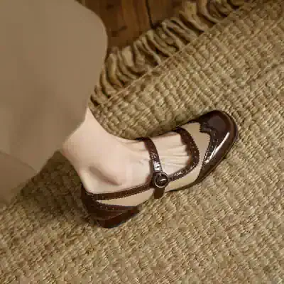 Elegant vintage-style Mary Jane shoe with glossy finish, decorative scalloped edges, and a strap with a round buckle, perfect for stylish footwear at Monalisa Store.