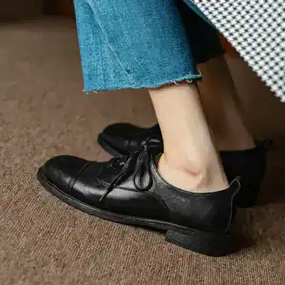 Men's black leather dress shoes in a stylish casual look, perfect for office or formal events. Comfortable and versatile footwear for modern men.