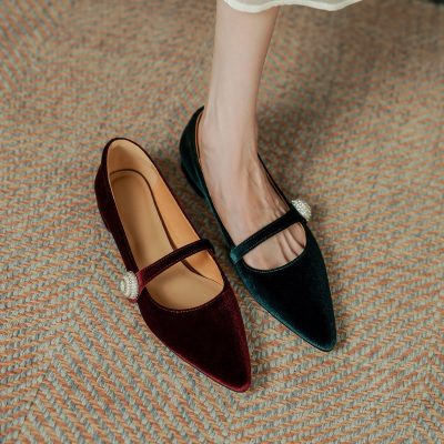 Elegant velvet women's flats with pearl embellishments, featuring a pointed toe and comfortable fit for stylish occasions. Perfect for adding a touch of sophistication to your wardrobe.