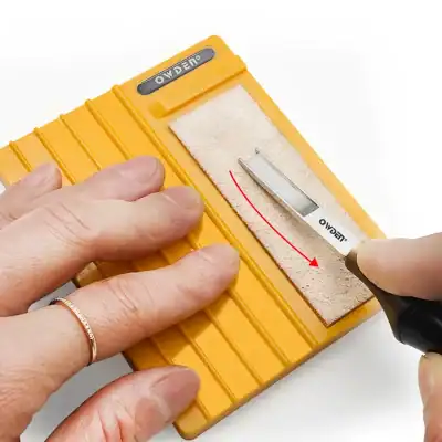 Precision razor blade for skincare and cosmetic procedures, available at Monalisa Store for professional use in dermatology and aesthetic treatments.