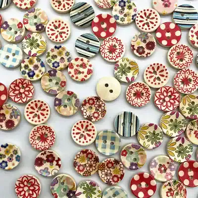 Bright floral and polka dot decorative buttons, perfect for clothing and craft projects, available at Monalisa Store, stylish accessories for sewing and DIY fashion enthusiasts.