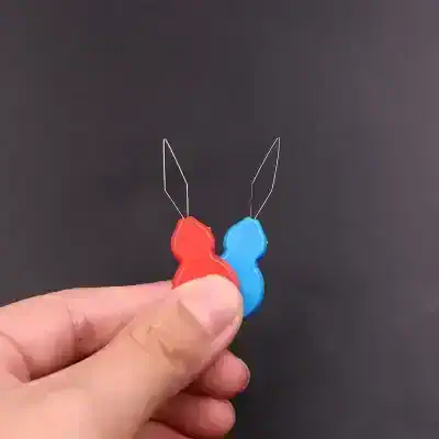 Red and blue glasses cleaning brush with wire tips, eye care accessories, optical cleaning tool for glasses and contact lenses.