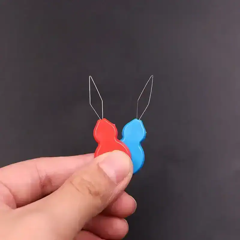 Red and blue glasses cleaning brush with wire tips, eye care accessories, optical cleaning tool for glasses and contact lenses.