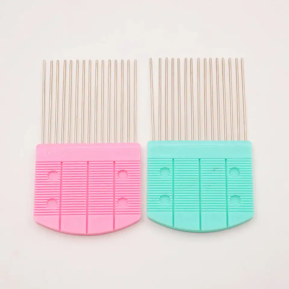 Disposable eyelash extension brushes with pink and blue handles for precise application and extension care. Ideal for professional eyelash extension technicians and beauty salons.