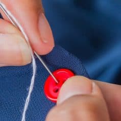 Button sewing needle plucking red button sewing factory for clothing and accessories.