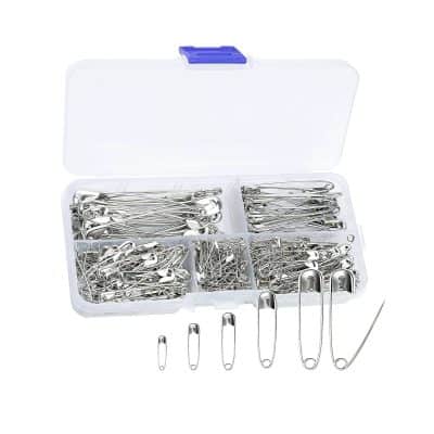 B07bc253-f914-4d7b-8de0-0c4fef3f591e.jpg Stainless steel safety pins medical use sewing, fastening, and first aid kit, in a clear storage box for versatile applications. Compact storage case for medical and sewing safety pins. This set of stainless steel safety pins is ideal for medical, sewing, craft, and first aid purposes, organized in a clear plastic case for easy access and portability. Relevance.