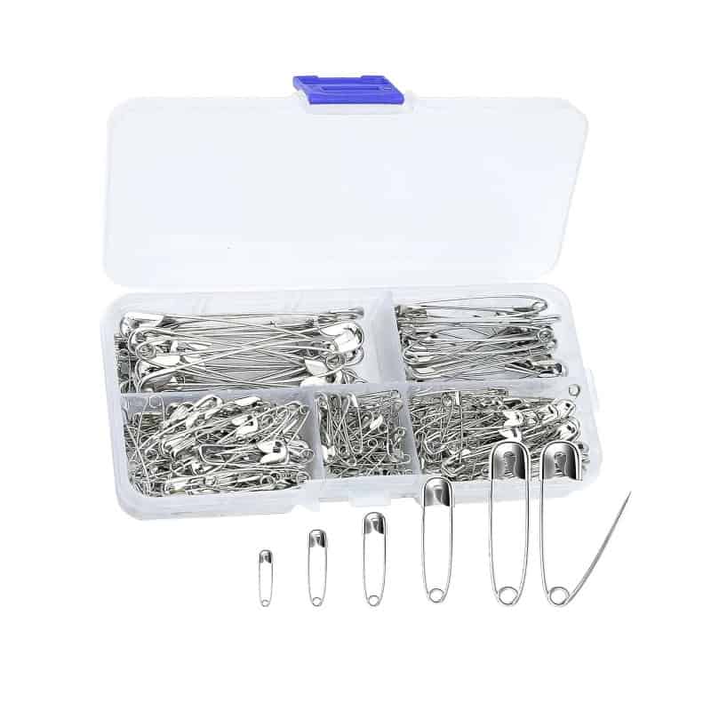B07bc253-f914-4d7b-8de0-0c4fef3f591e.jpg Stainless steel safety pins medical use sewing, fastening, and first aid kit, in a clear storage box for versatile applications. Compact storage case for medical and sewing safety pins. This set of stainless steel safety pins is ideal for medical, sewing, craft, and first aid purposes, organized in a clear plastic case for easy access and portability. Relevance.