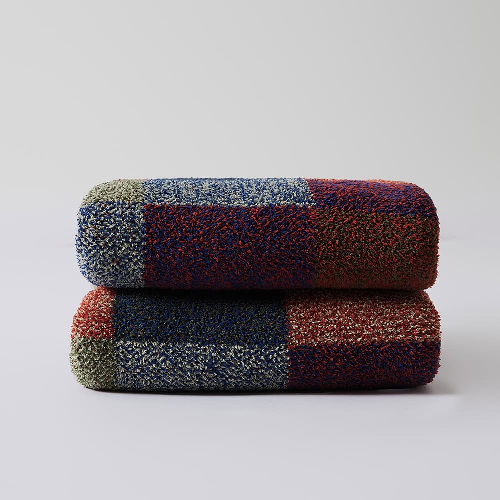 Luxurious color-blocked towels featuring plush, high-quality cotton for a premium look and feel, perfect for enhancing your bathroom decor.