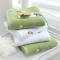 Soft green and white towels with avocado embroidery for spa and wellness, eco-friendly bath linens, plush terry cloth face towels, Monalisa Store luxury towel collection, perfect for skincare routines and bathroom décor.