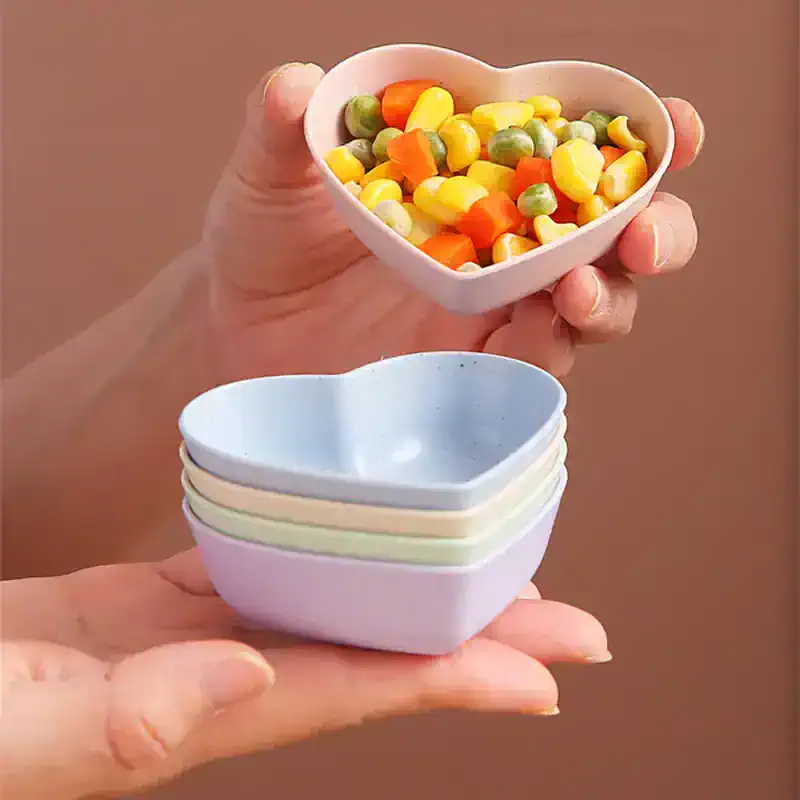 Heart-shaped ceramic bowls for serving snacks or salads, colorful food dish, stylish tableware, Monalisa Store.