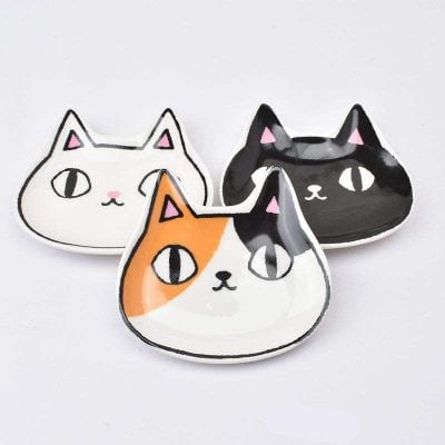 Colorful cat-shaped ceramic dishes with cute facial features, ideal for stylish home decor and practical use. Perfect for cat lovers and adding a playful touch to any space.