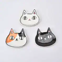 Cute cat-shaped mirror accessories, perfect for optical fashion and stylish eye care decor. Compact, playful, and functional for glasses organization. Ideal for optical stores and cat lovers.