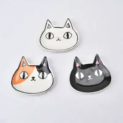 Cute cat-shaped mirror accessories, perfect for optical fashion and stylish eye care decor. Compact, playful, and functional for glasses organization. Ideal for optical stores and cat lovers.