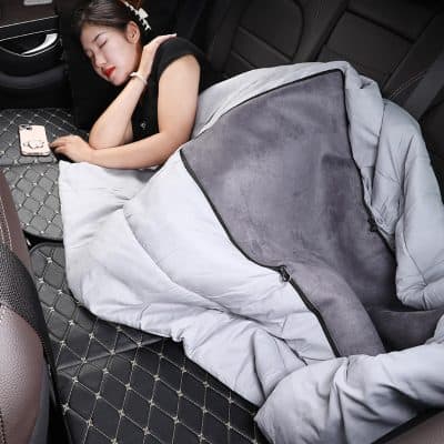 Comfortable travel blanket for car journeys, cozy and soft, ideal for naps and long trips, portable travel blanket with plush fleece material for warmth and relaxation.