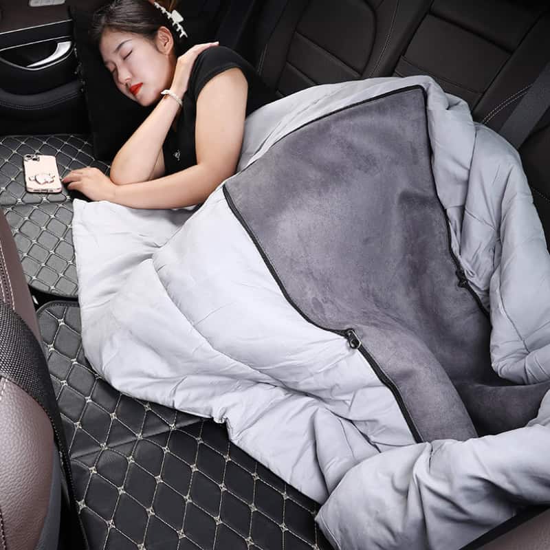 Comfortable travel blanket for car journeys, cozy and soft, ideal for naps and long trips, portable travel blanket with plush fleece material for warmth and relaxation.