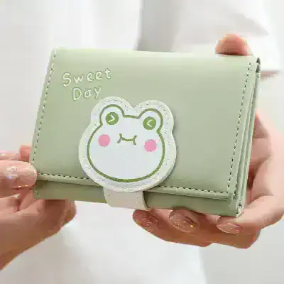 Cute green wallet with a frog design and "Sweet Day" text, ideal for children or teens, stylish accessory, Monalisa Store opt.