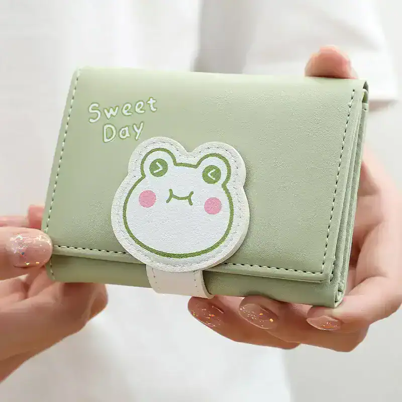 Cute green wallet with a frog design and "Sweet Day" text, ideal for children or teens, stylish accessory, Monalisa Store opt.