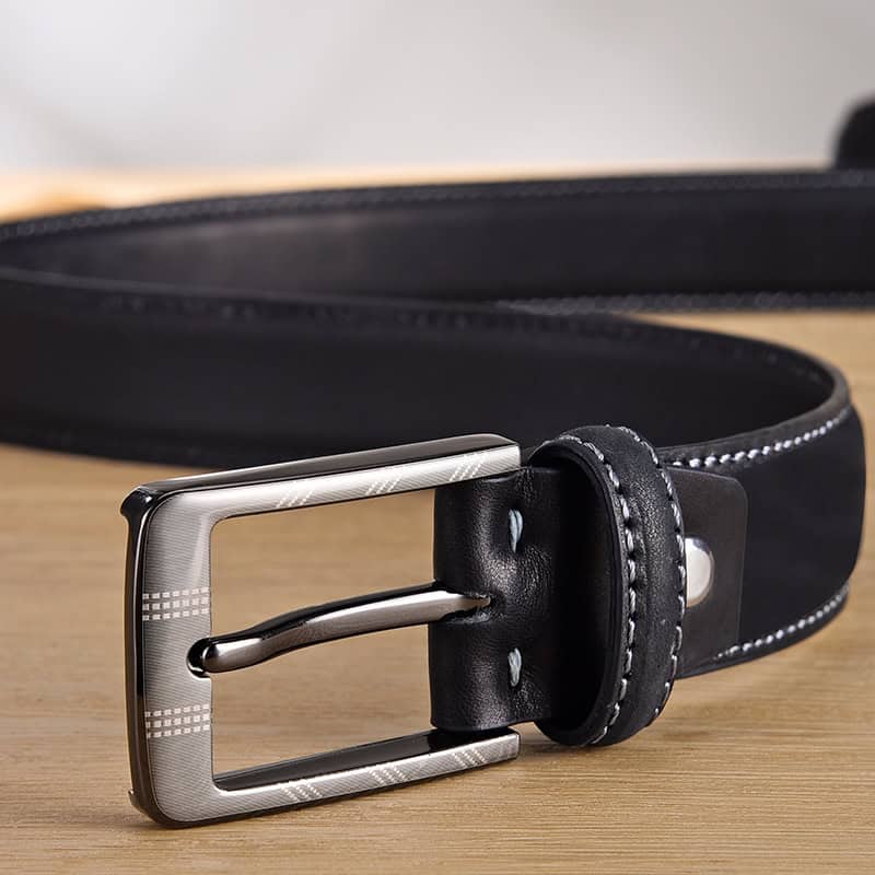 Belt with metal buckle and black leather strap for men and women, casual accessories, stylish belt for everyday wear, high-quality leather and durable buckle, fashion accessory for trousers and jeans.