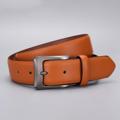 Brown leather belt with metal buckle, stylish accessory for men and women, ideal for casual and formal outfits, high-quality material, durable and fashionable.