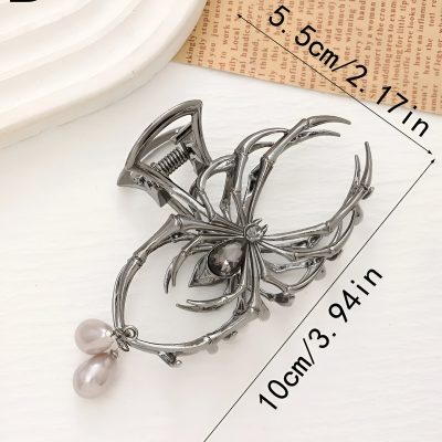 Silver spider-shaped jewelry clip with pearl accents, measuring 10cm x 5cm x 3.5cm, featuring a detailed design ideal for fashion accessories and jewelry storage.