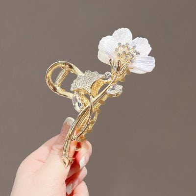 Elegant gold and crystal floral brooch with a white flower design, perfect for special occasions or adding a touch of luxury to your wardrobe.