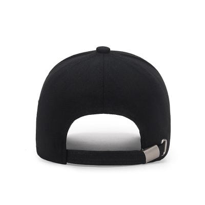 Black baseball cap with adjustable strap, perfect for sports and casual wear. Stylish and comfortable accessory for men and women, ideal for outdoor activities.