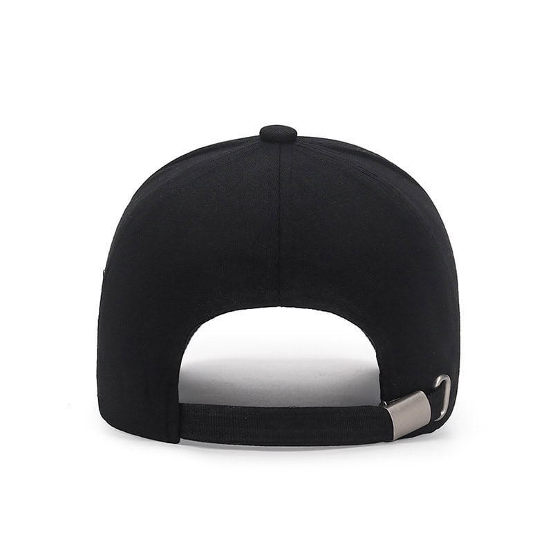 Black baseball cap with adjustable strap, perfect for sports and casual wear. Stylish and comfortable accessory for men and women, ideal for outdoor activities.