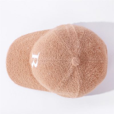 Soft beige makeup sponge for flawless foundation application, ideal for beauty and skincare routines. Perfect for blending concealer, foundation, and highlighter, ensuring even, natural-looking skin.