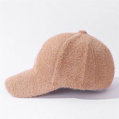 Soft beige plush cap with curved brim, stylish accessory for casual or sporty outfits. Comfortable and trendy for everyday wear. Perfect for adding a fashionable touch to your look.